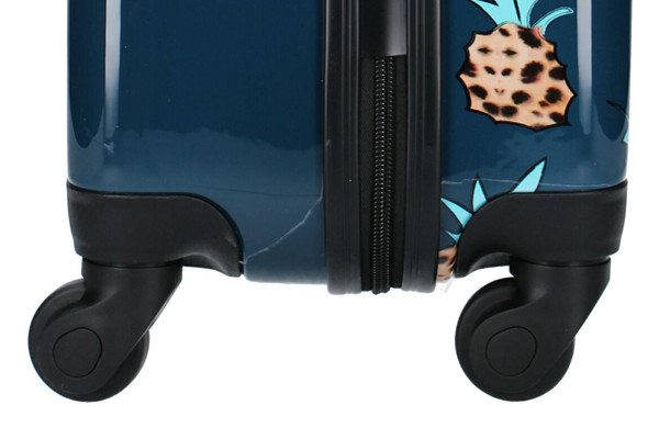 4 zwenkwieltjes onder de koffer.